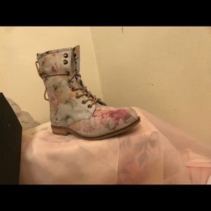 Decorative Ankle boots by Coolway.